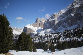Sciare lungo le pareti del Sella