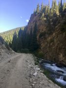 Fiume vicino alle rocce