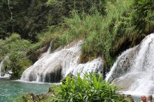 Presso una cascata di El Nicho.