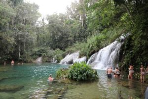 Bagno sotto una cascata di El Nicho.