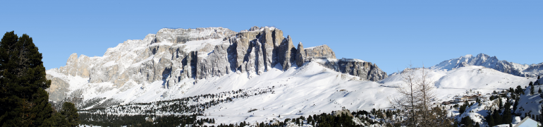 Vista panoramica della valle vicino al massiccio del Sella